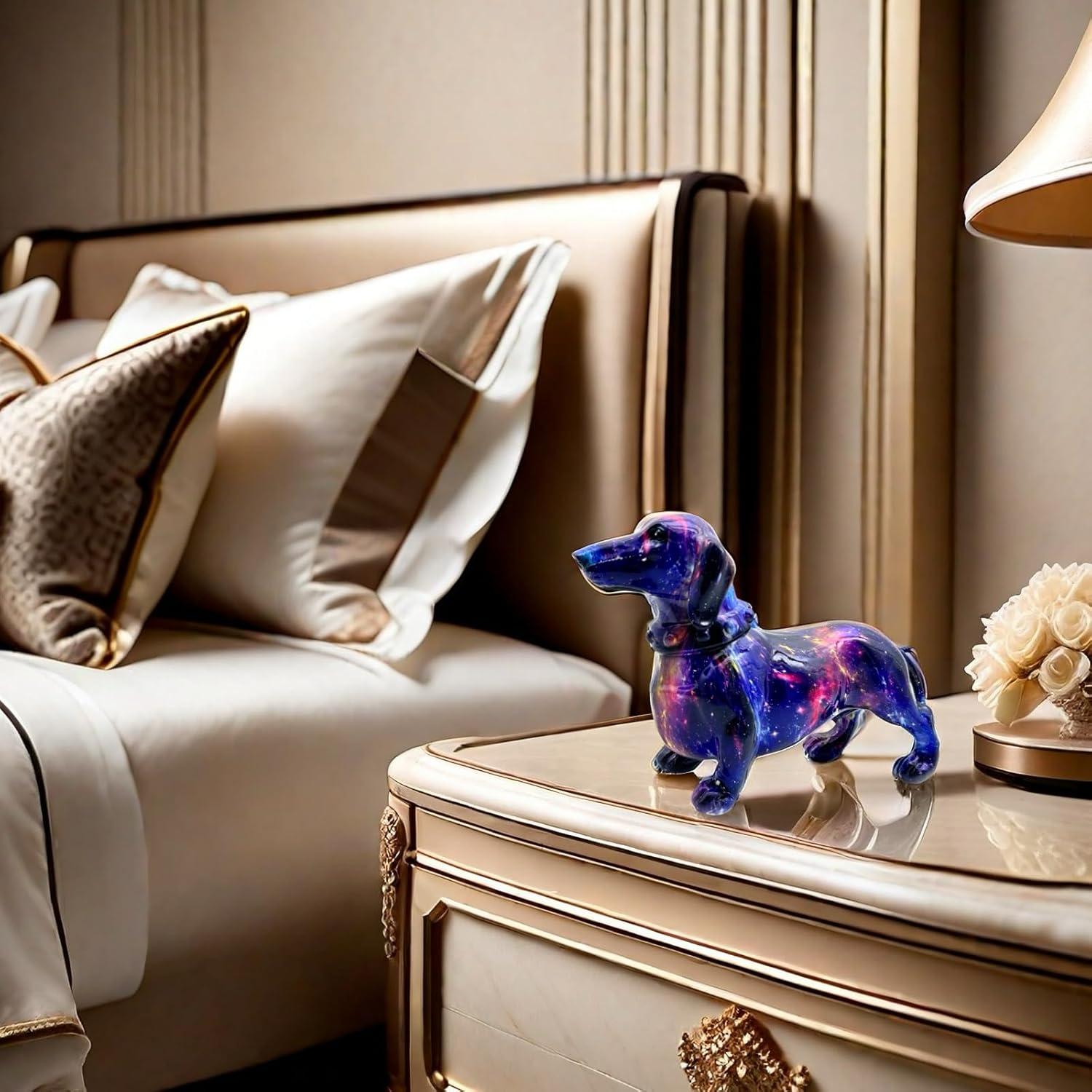 Una escultura decorativa de un perro salchicha, diseñada como grafiti, perfecta para realzar la estética de tu sala, dormitorio, estantería, mueble de televisión o escritorio. Sirve como un encantador centro de mesa o adorno.