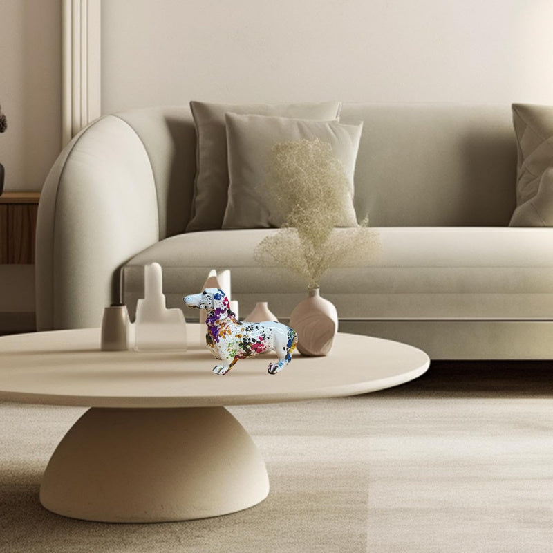 Una escultura decorativa de un perro salchicha, diseñada como grafiti, perfecta para realzar la estética de tu sala, dormitorio, estantería, mueble de televisión o escritorio. Sirve como un encantador centro de mesa o adorno.